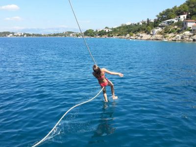 korfu segelreise kind seil gabelbaum