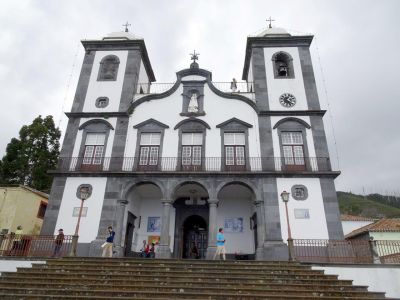 wandern ohne gepaeck madeira wallfahrtsort mit kirche 