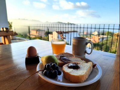 frisches frhstck mit meeresausblick marathias korfu