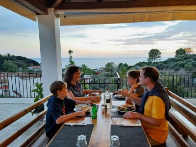 regionales griechisches familienessen korfu villa kalimeera