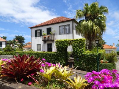 madeira wandern individuell blumen vor haus 