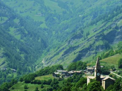 Valle Maira Wandern: Blick auf Elva mit seiner berhmten Kirche