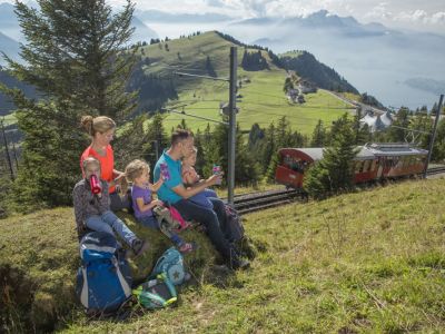 Familienwanderung Zentralschweiz Familie bei der Rast