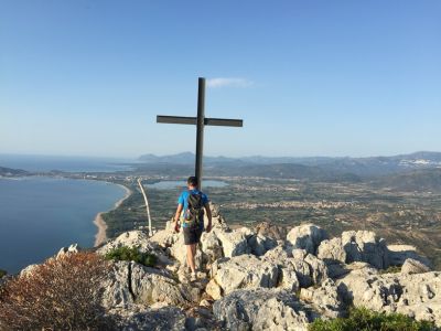 alternativer Wanderurlaub Wanderer beim Gipfelkreuz