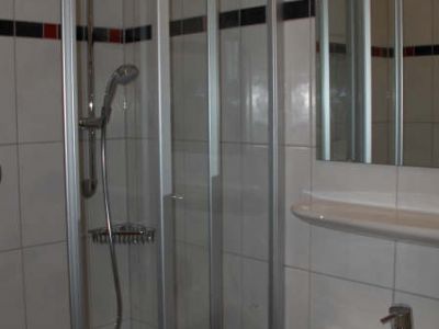 Eines der neuen Zimmer mit Dusche/WC